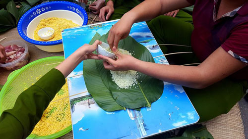 To prepare for the activity of making Chung cake, the students bought Dong leaves, beans, glutinous rice, etc and soaked carefully in advance